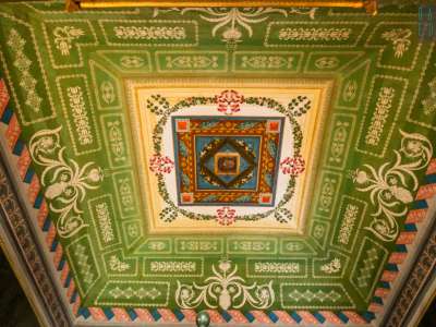 ...e un caratteristico affresco con eclettici motivi vegetali 